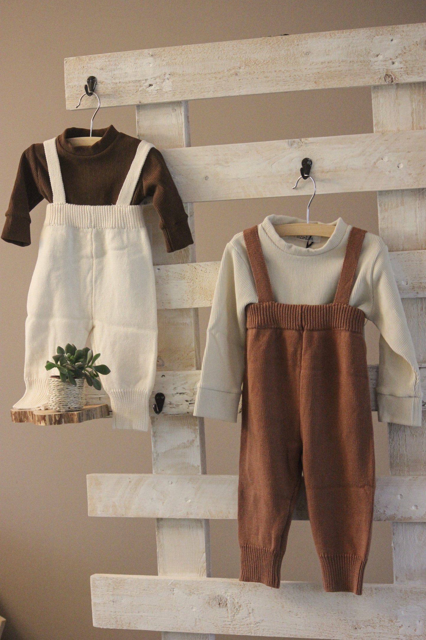 Gebreid broekje met bretels